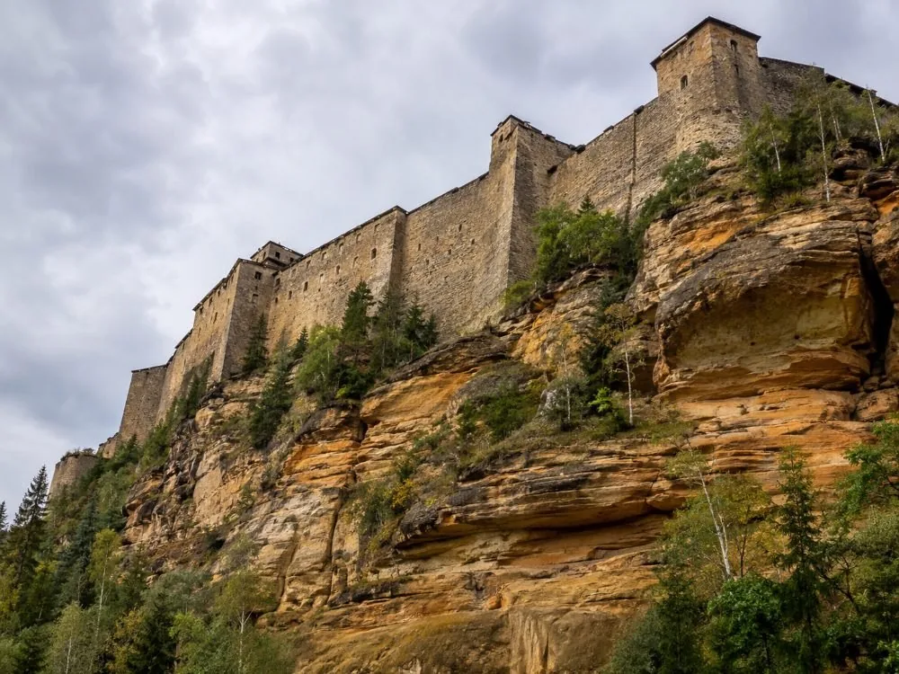 Il portale principale del Torhaus in cima alla rampa, con la facciata in arenaria a tre ali che si erge sopra l'accesso.