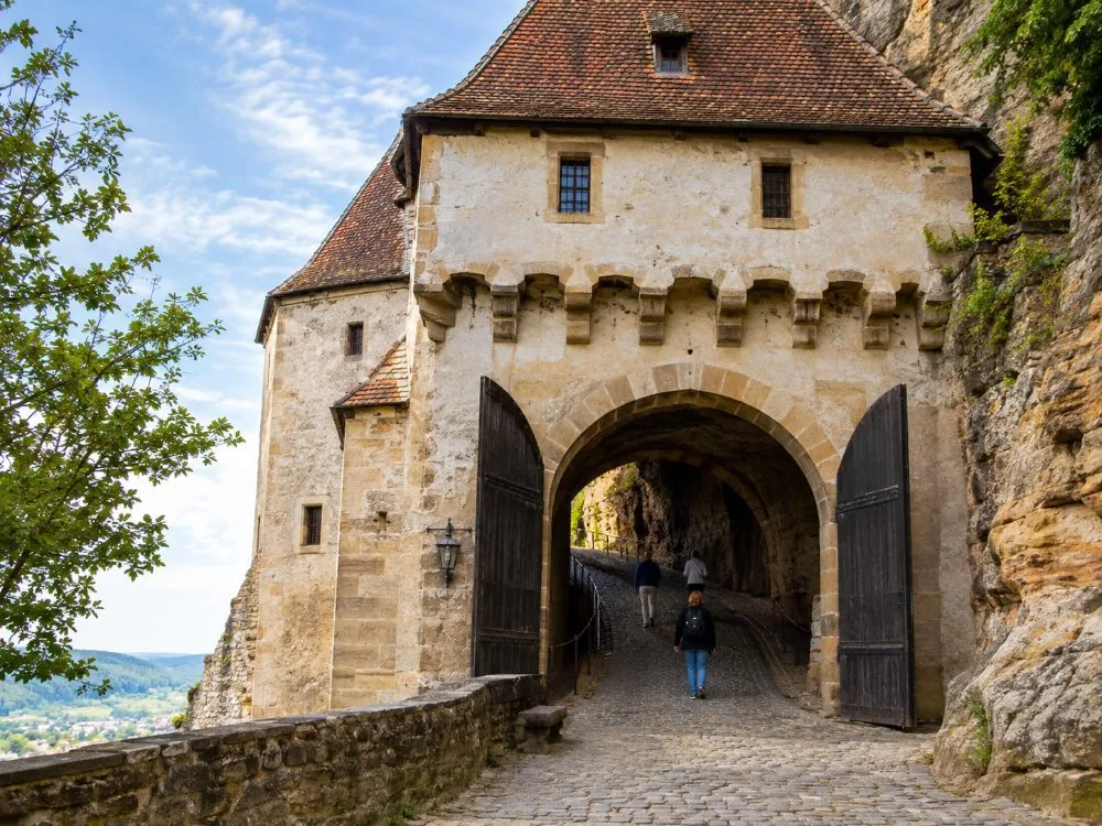 Festung K&ouml;nigstein vista dalla citt&agrave; sottostante, la scogliera verticale di arenaria che sostiene il muro della fortezza lungo il suo margine.