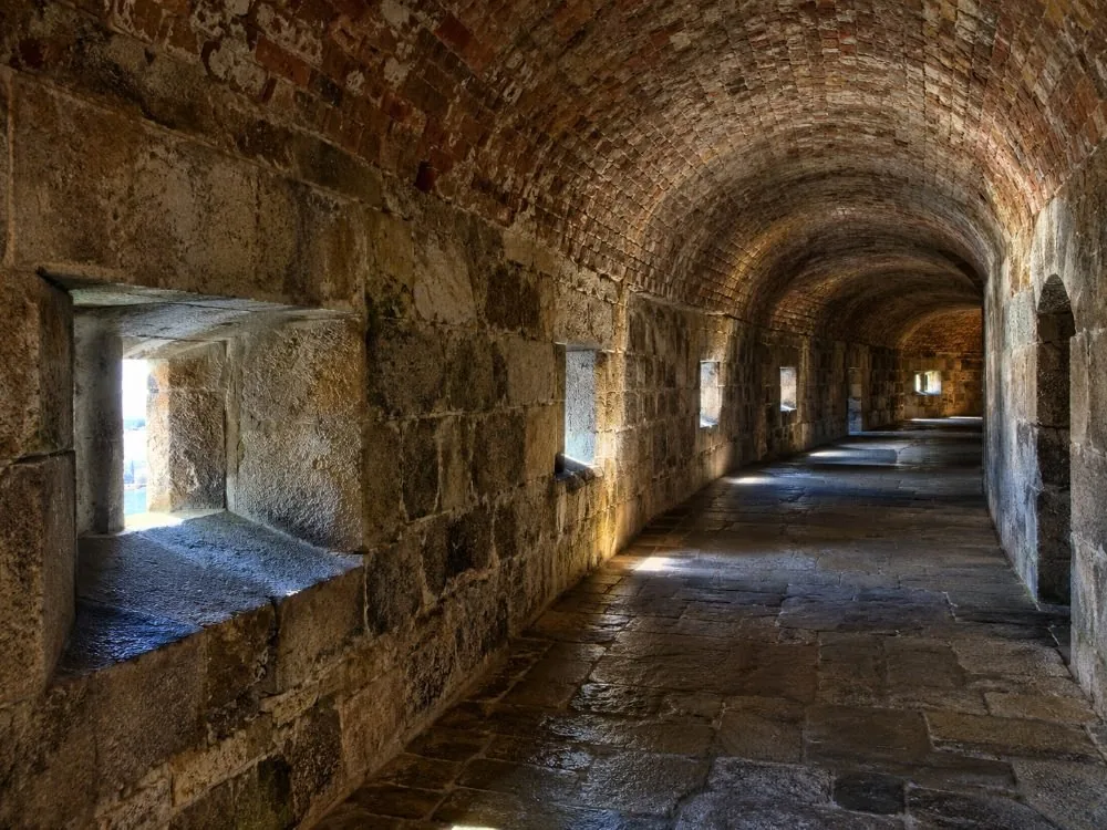 Un battello a vapore che risale l'Elbe sotto la fortezza, visto dal circuito delle mura.